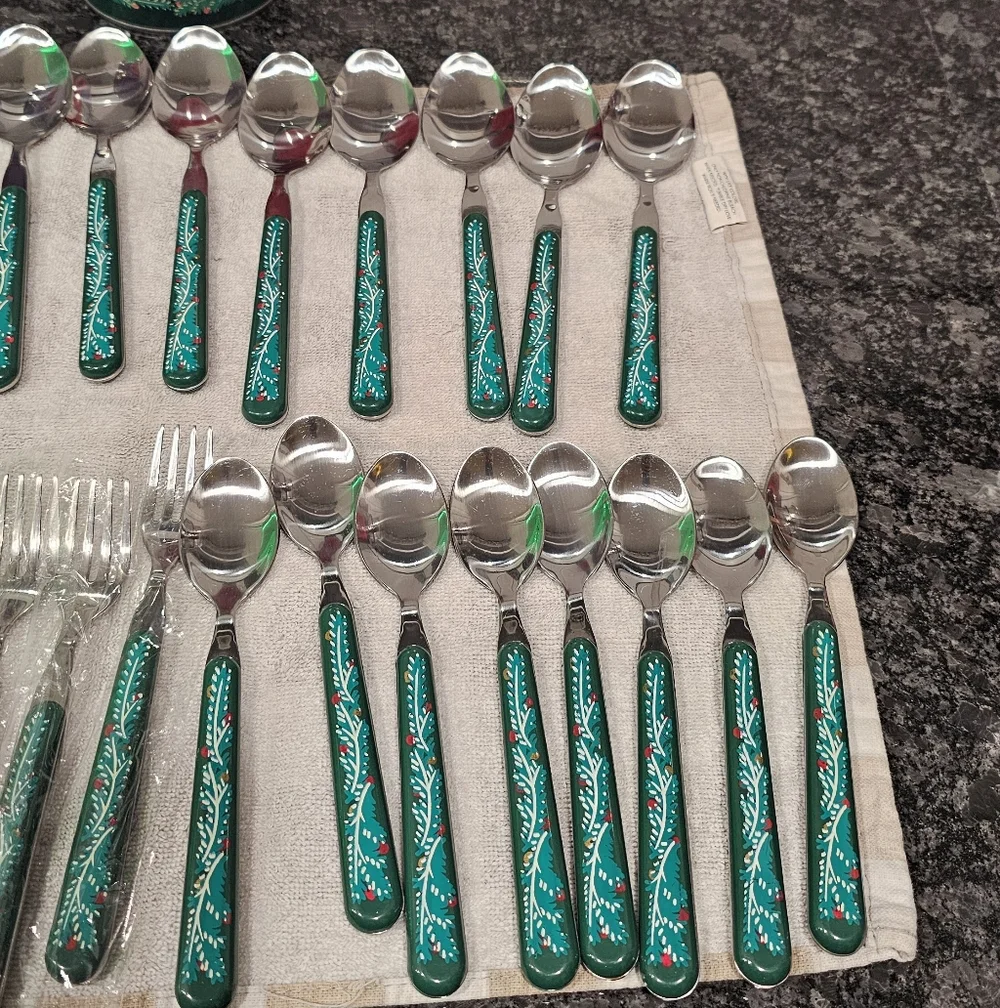 40 Piece Vintage Christmas Stainless Steel Silverware With Collector's Tin - Picture 4 of 7
